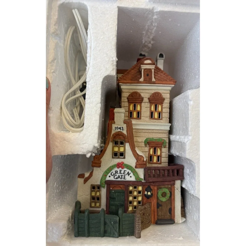 Department 56 Dickens Village Green Gate Cottage 1989 Lighted Porcelain House